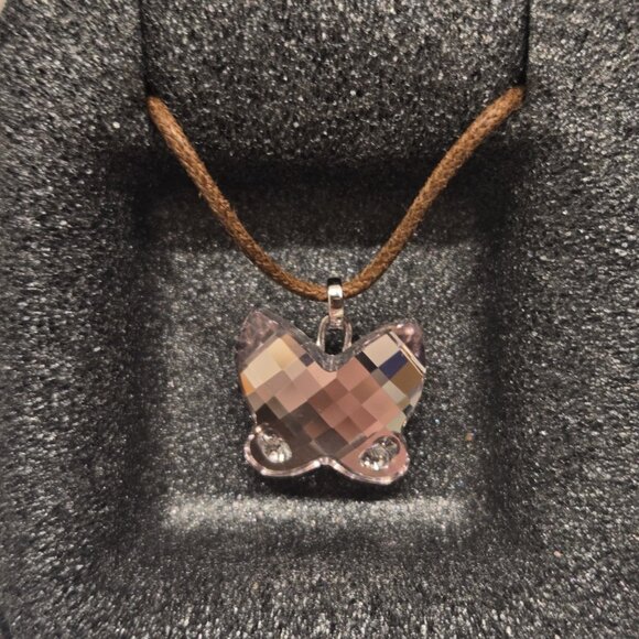 Swarovski pale lavender Signed Briolette Faceted Butterfly Pendant with Leather - Picture 4 of 7